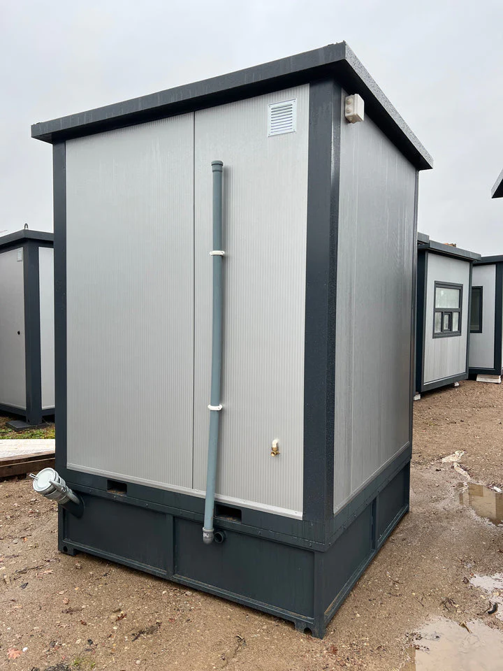conteneur sanitaire 2x2 m avec douche et réservoir. conteneur sanitaire 2x2 m avec douche et réservoir.