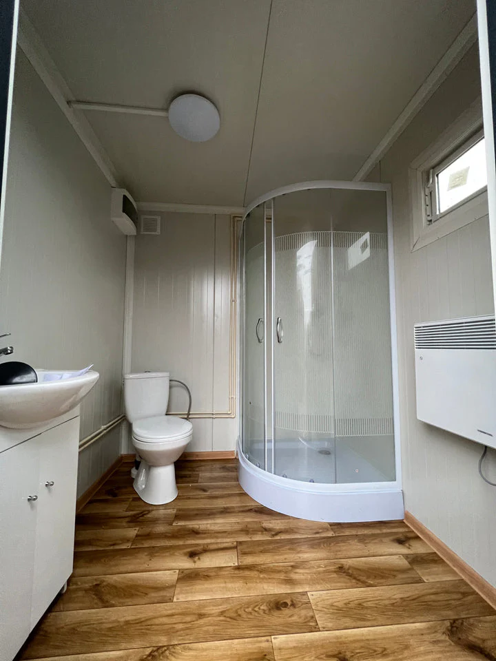 conteneur sanitaire 2x2 m avec douche et réservoir. conteneur sanitaire 2x2 m avec douche et réservoir.