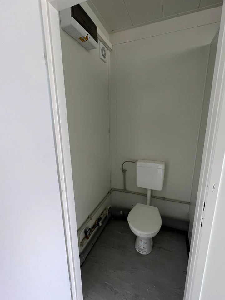 module sanitaire 6×2,44 m avec 5 wc module sanitaire 6×2,44 m avec 5 wc