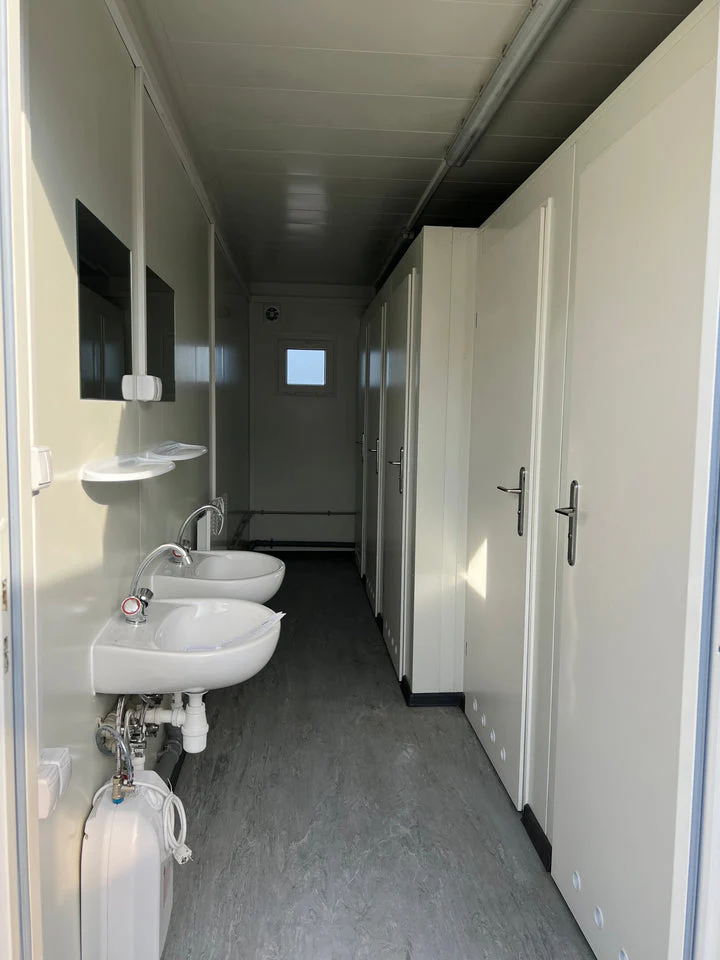 module sanitaire 6×2,44 m avec 5 wc module sanitaire 6×2,44 m avec 5 wc