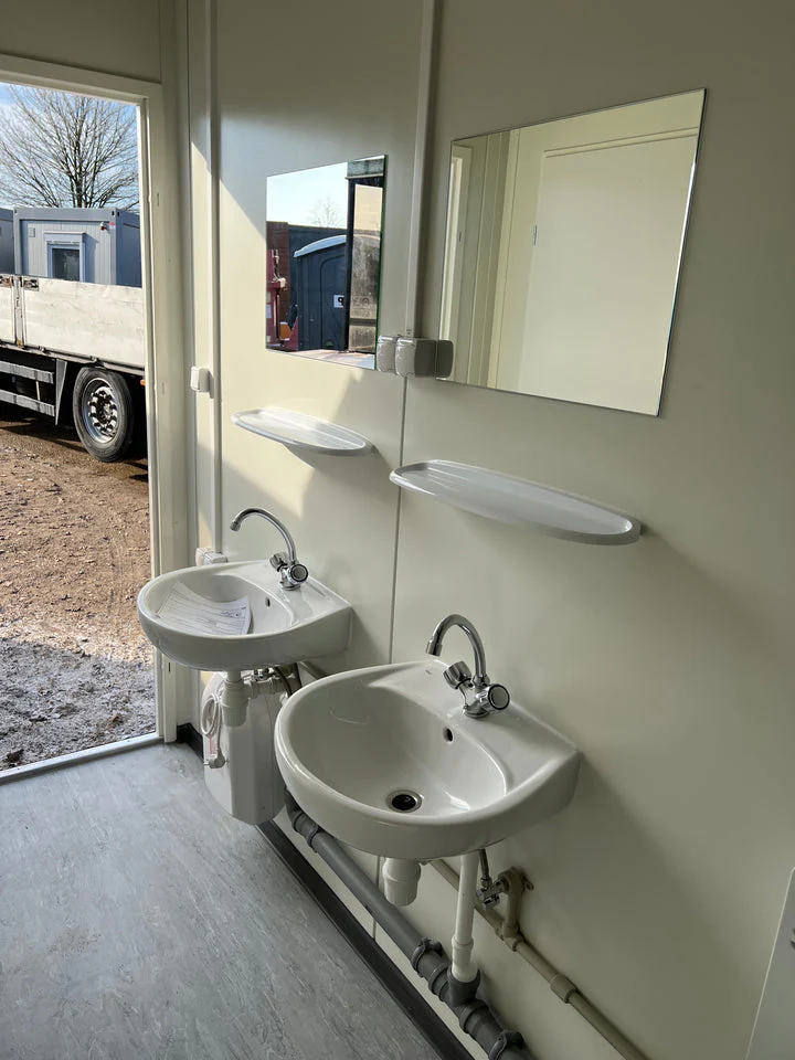 module sanitaire 6×2,44 m avec 5 wc module sanitaire 6×2,44 m avec 5 wc